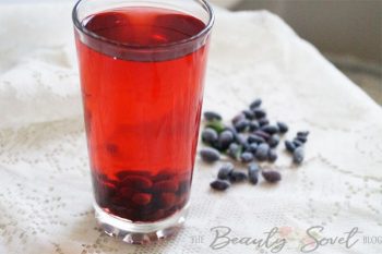 Компот из свежесобранной ягоды жимолости